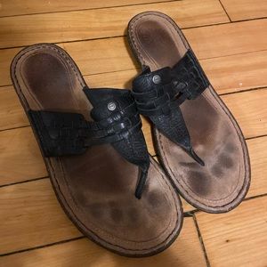 Womens size 11 ugh flip flops